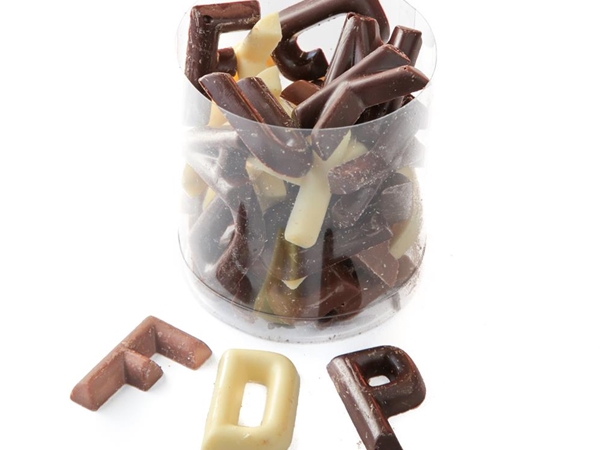 Mini chocolade lettertjes in koker